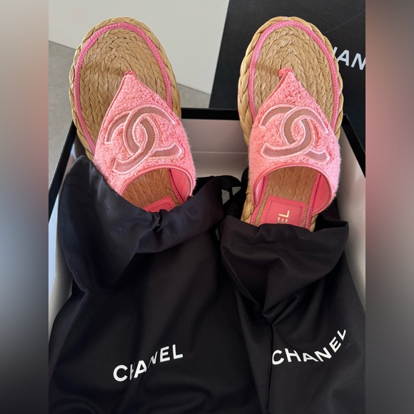WB Chanel pink terry cloth and raffia sandals size 38 - Picture 2 of 16